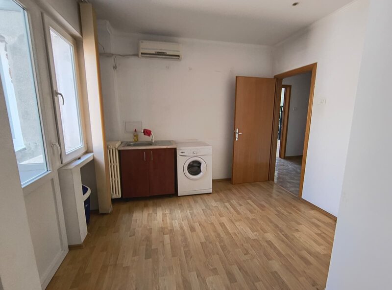 Romana- Lascar Catargiu- Apartament 4 camere stradal